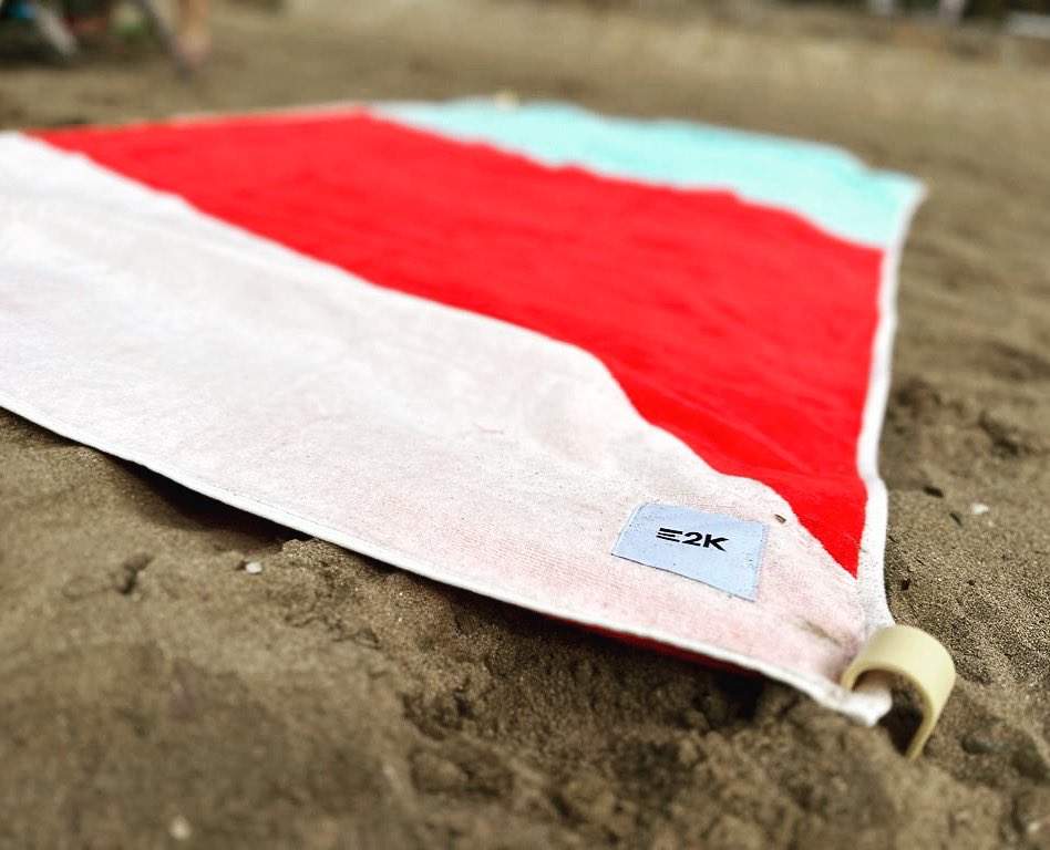 PalomaArenas_'s tweet image. #E2KSUMMER  “no te olvides la toalla, cuando vayas a la playa”…. Se ancla al suelo para protegerte de los malos vientos. Se puede unir a otras toallas con 4 pinzas creando un espacio tan grande y robusto como #E2K 😉💪🏻. 
@e2kglobal