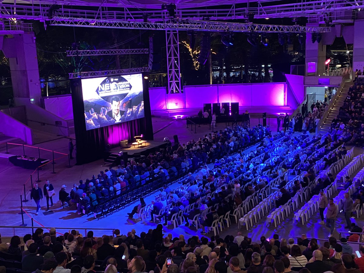 rwortley1's tweet photo. Huge queues for the Neil DeGrasse Tyson public lecture in Brisbane. Thought I’d stumbled into a Taylor Swift concert. #cosmicperspectives https://t.co/uezd1BQkGV