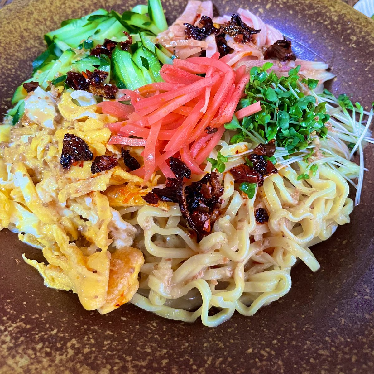 自宅冷やし中華。
YouTubeのレシピを見ながら！タレは2種類でダルいけど美味かった。アレンジで食べるラー油をトッピングしやした。

https://t.co/klPGiocra6 https://t.co/zVfpQmXOwD