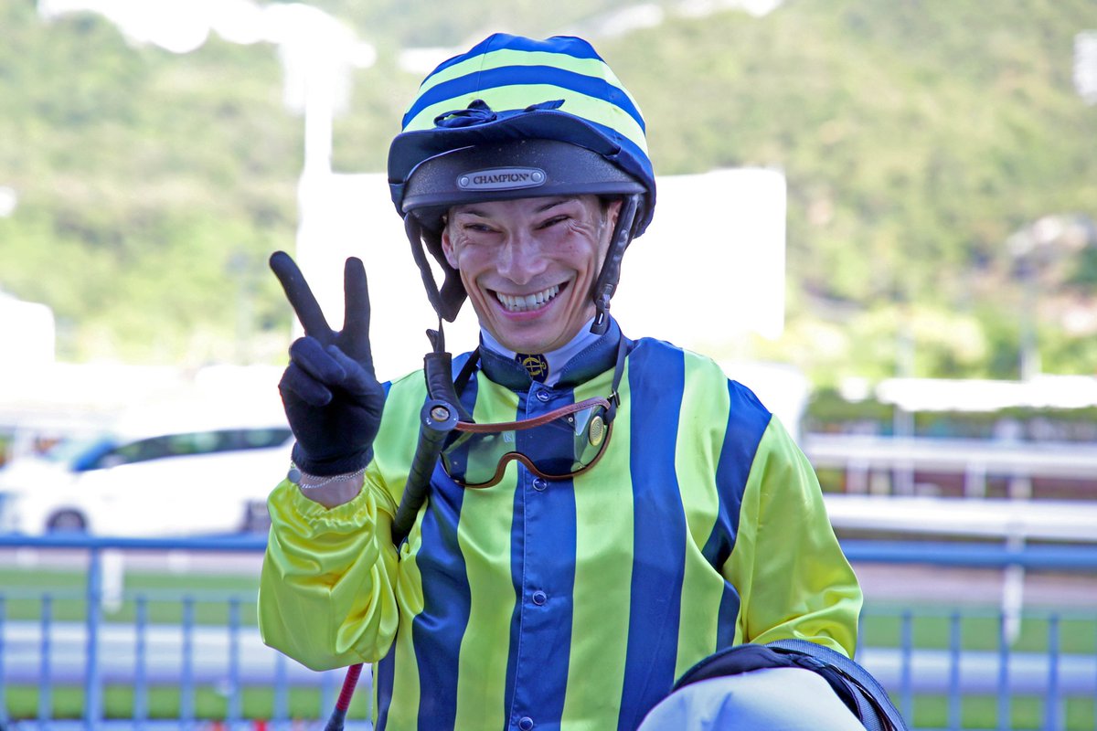 Allez, <a href="/AlexisBadel/">Alexis Badel</a>! 

200 wins in Hong Kong... ✌️

<a href="/equidia/">Equidia</a> | #HKracing