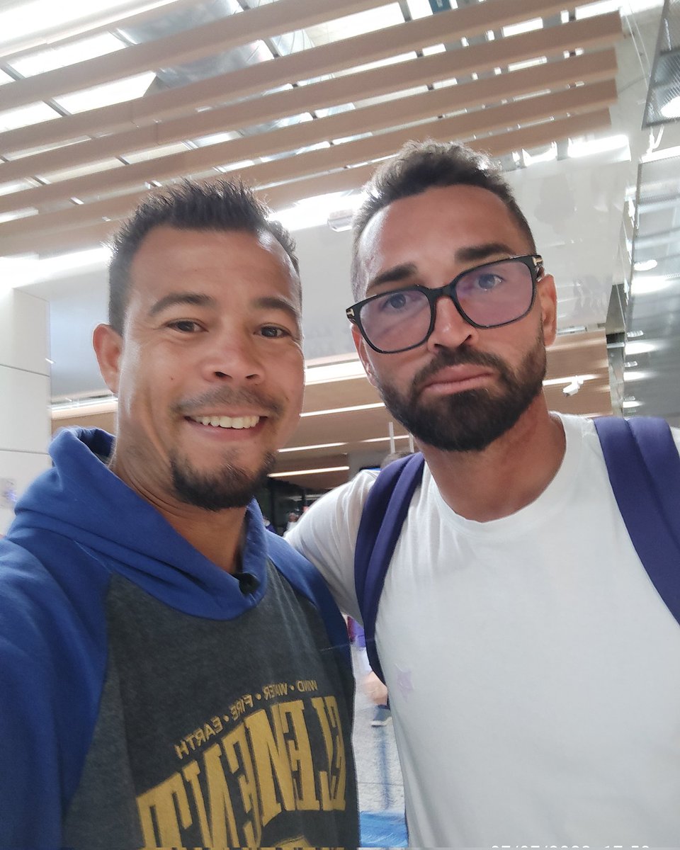 Edenilson_1985's tweet photo. Olha quem encontrei no aeroporto e veio pedir dicas de como fazer gols, #Gilberto Atacante do Cruzeiro...🥅⚽🤣 https://t.co/GGi0M0rAGg