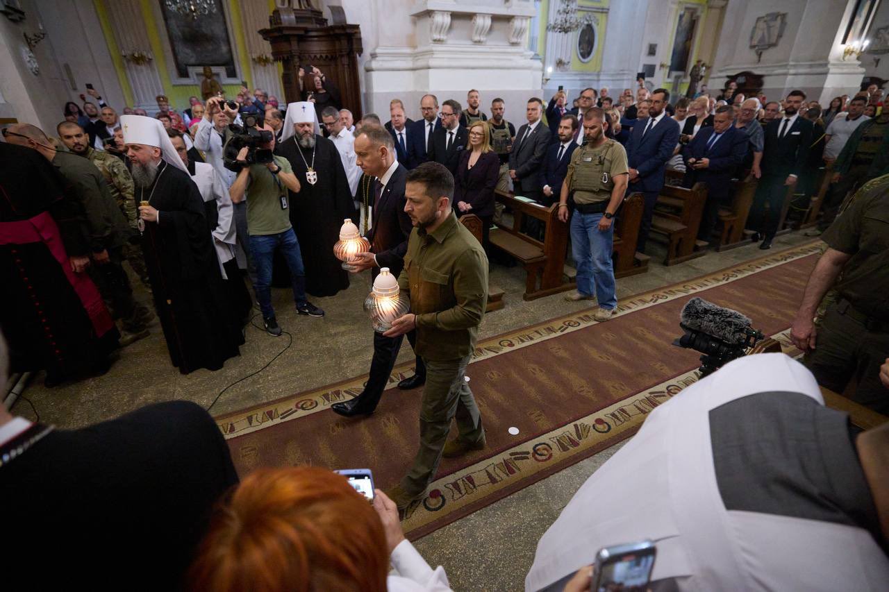 Saint Javelin on Twitter: "Zelenskyy and Duda commemorating the victims ...