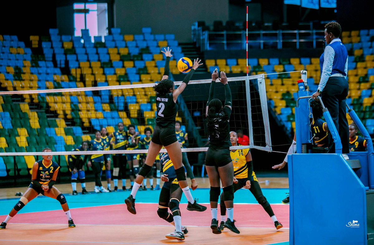 Rw_Volleyball's tweet photo. #LiberationCup2023 

Exciting match between #APRWVC  and #RRAWVC It's now two sets to two, and it's time for the deciding set. Who will come out on top? 🏐🔥

#Kwibohora29  #RwandaVolleyball https://t.co/GWgz9ucSi7