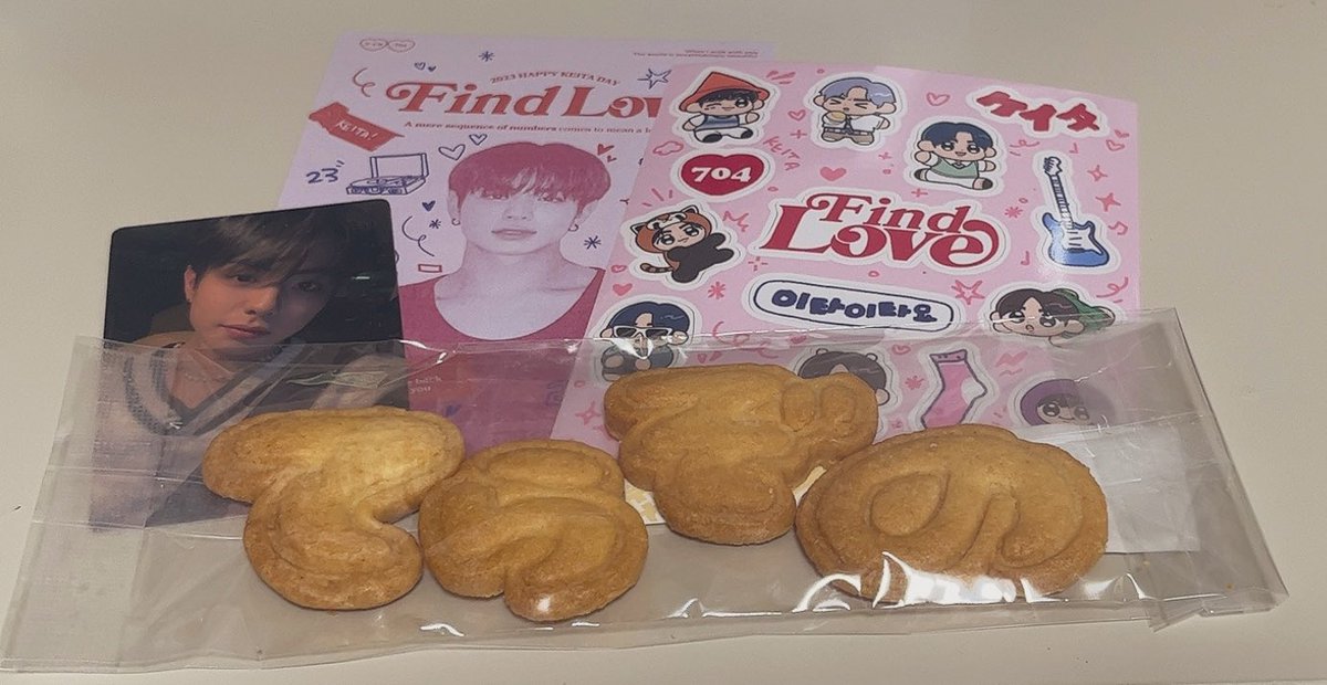 allmyflife's tweet photo. 「てらぞの」クッキーを絶対にいただきたくて東京の方にも行ってきた！！！！いくつか特典をいただいているのに何回手にとってもキラキラしていてときめいてしまう
てか名字クッキーなのたまらんな！！
#FindLove_KEITA
#スゴいケイタのお誕生日おめでとう https://t.co/WWcOdVThmE