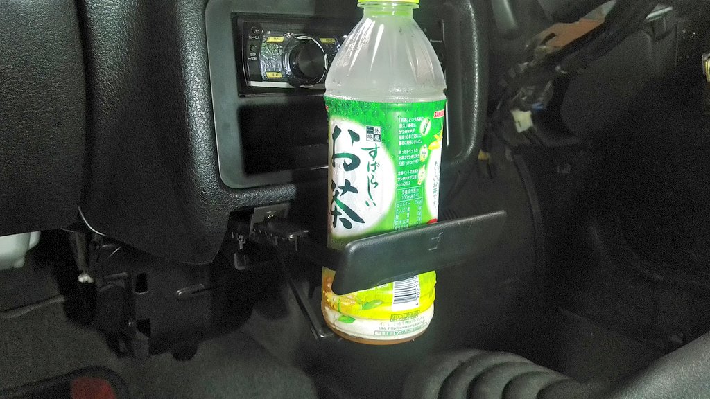 SATO436552370's tweet photo. ヴィヴィオ
灰皿から汚い汁が出てきたのと、乗って帰ってきた時からドリンクホルダーがないのが気になっていたので、たまたま余っていたワゴンRのドリンクホルダーを取り付け
ネジ留めのところだけ小加工でほぼポン付けで違和感ない仕様に…

部品はたぶんMH21SワゴンRのやつ https://t.co/ryPzcjocPz