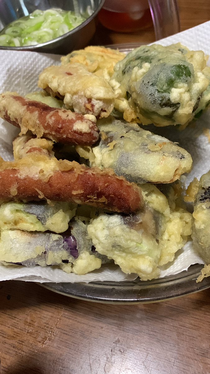 jp_j24h26y04's tweet image. 🍆🫑ウインナーだけの天ぷらで、あとは素麺すするだけ🤣
シャウエッセンは、ボイルで食べたかった🙈
🫑は丸ごと、種付きが美味しいよ✌️
 #盛り付けが雑
 #腰が痛い