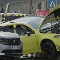 FikaVreni17's tweet photo. Je me demande quand même a quel moment il #Nael  a eu la présence d'esprit de fermer le toit ouvrant et quand il a peint le montant de la portière 🤔 https://t.co/eoEvarF9rl