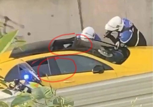 FikaVreni17's tweet photo. Je me demande quand même a quel moment il #Nael  a eu la présence d'esprit de fermer le toit ouvrant et quand il a peint le montant de la portière 🤔 https://t.co/eoEvarF9rl