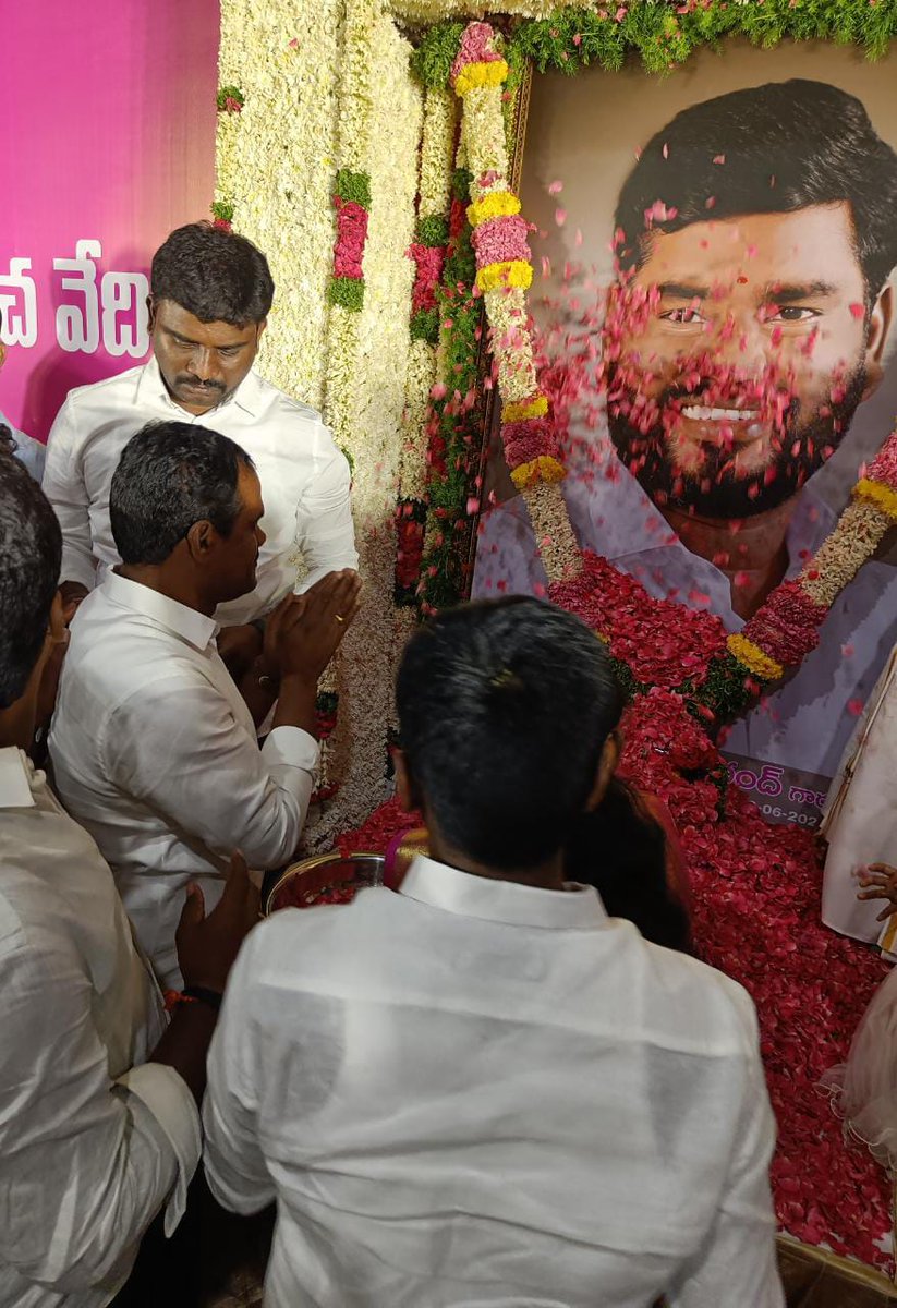GadarajuBRSV's tweet photo. అశ్రునివాళి సాయి చంద్ అన్న.💐💐 https://t.co/9RmaHpI0mv