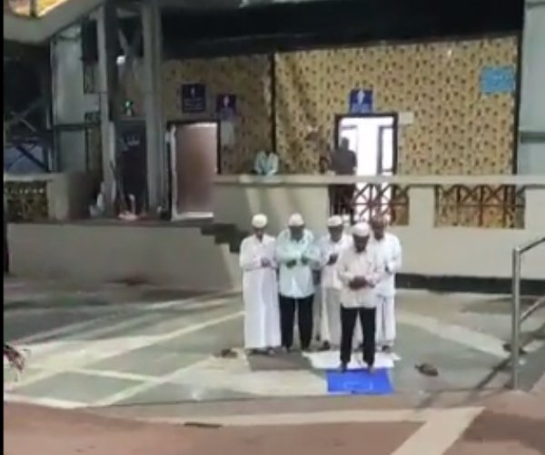Namaz offered by 5 people inside #Panvel Railway Station Maharashtra

Police and Railway officials wake up after warning by <a href="/chileyog/">Yogesh J Chile (योगेश चिले)</a> Spokesperson, Panvel  <a href="/mnsadhikrut/">MNS Adhikrut - मनसे अधिकृत</a> 

From 5, don’t be surprised if tomorrow 100 people offer namaz at the Railway Station
 sanatanprabhat.org/english/78432.…