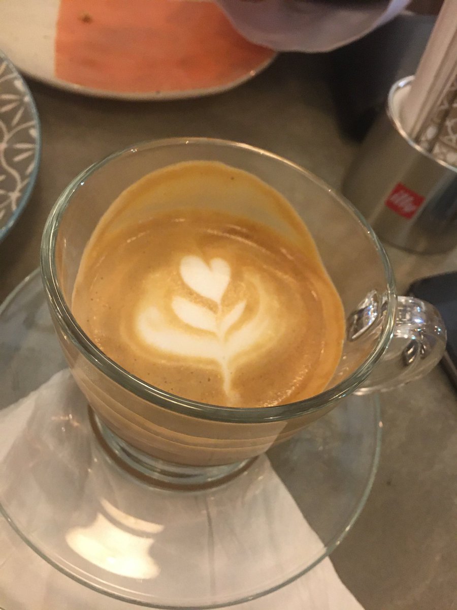 (يوميات المشي في المول)
لاحظت في شخص كبير في السن
عيار التميلح عنده زايد عن الحد
عيونه تلفلف زي رادار مرسيدس ٢٠٠٧
يآخي ما تعدي سيدة إلا ويطلق سهام نظراته فيها من جميع الزوايا افقياً ورأسياً!
لابس نظارة غريبة وفي يده سُبحة
اصبغ حواجبي وردي لو كان يستغفر الله بها وانها مو مجرد زينة