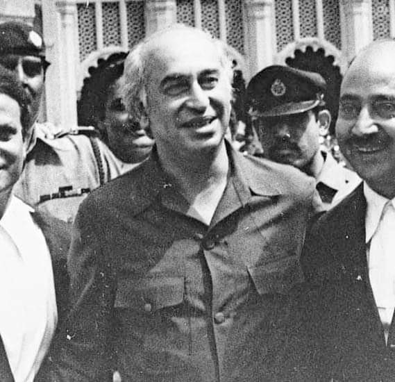 گلوں میں رنگ بھرے بادنوں بہار چلے 
چلے بھی آو کہ گلشن کا کاروبار چلے 💔