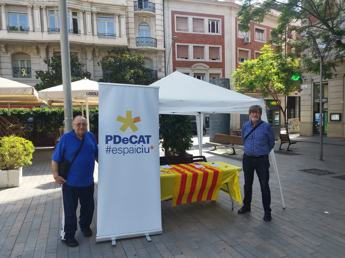 convergents_cnv's tweet photo. Avui fem campanya @CiuEspai @roger_mont #AraToca a la plaça de la Bonanova de Barcelona. https://t.co/aPTEwV14FL