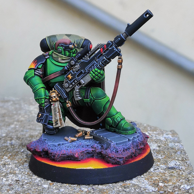 For a change of pace, I'm back to the classics with a Salamanders Eliminator ! 

Finding a camo that work well over the green armor was a fun challenge, and I'm really happy with the result. #WarhammerCommunity