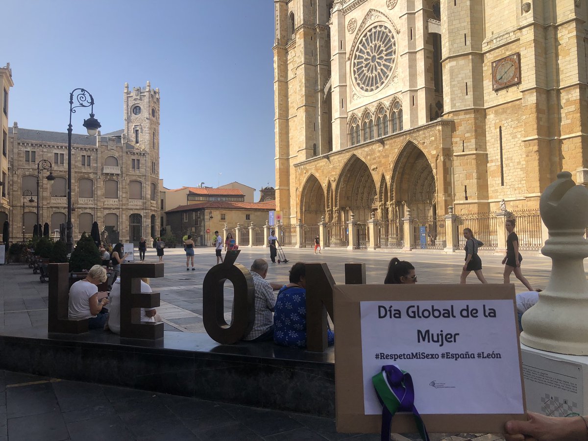 IreneRadical's tweet photo. 💚🤍💜GLOBAL WOMEN’S DAY

León  
España 

#RespetaMiSexo 
#JulioMesDeLasMujeres
#RespetaNuestroSexo
#RespectOurSex

@SalagreNuriaEnS https://t.co/jdJK8seQh4