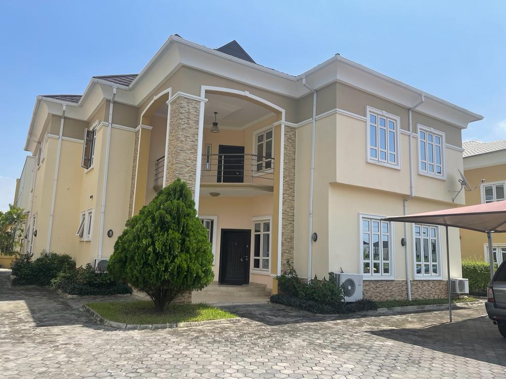 @FS_Yusuf_ @solofficially 5bed room duplex for sale, chevron drive lekki lagos.
Good road network :
Topnuch security :
24hrs light:
Good water :
CC TV :
0806 445 0992: