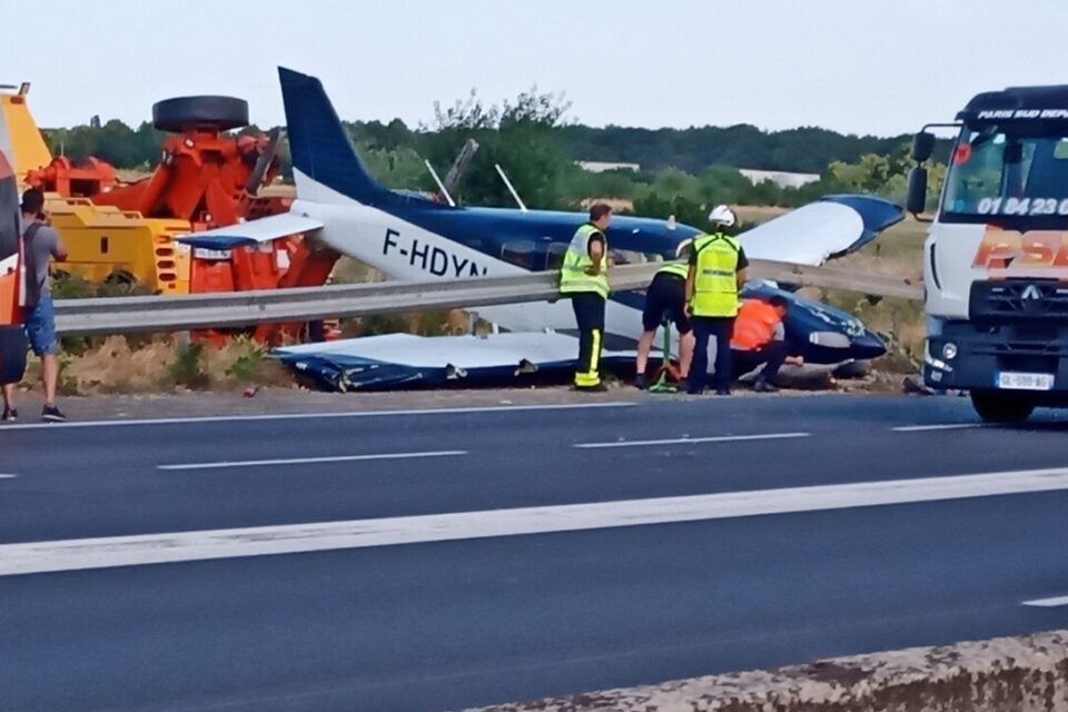 airplusnews's tweet image. 🇫🇷 Sortie de piste hier à l’aérodrome de Lognes-Emerainville d’un Piper PA28.

L’avion, dans le cadre d’un baptême de l’air, a fini sa course contre les barrières de sécurité de la N104, causant la fermeture de la voie de droite.

▫️Aucun blessé grave parmi les 3 occupants.