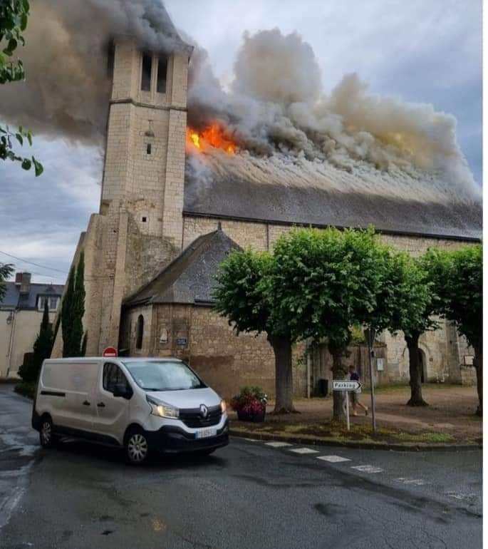⛈️⚡ L'église de Descartes (Indre-et-Loire) en grande partie détruite par la foudre ce dimanche matin...🙁
Les orages ont de nouveau été nombreux et parfois forts en cette fin de nuit et matinée sur le Centre-Ouest.
#orages #eglise #foudre #indreetloire 
📸 Isa Bel

<a href="/KeraunosObs/">Keraunos</a>