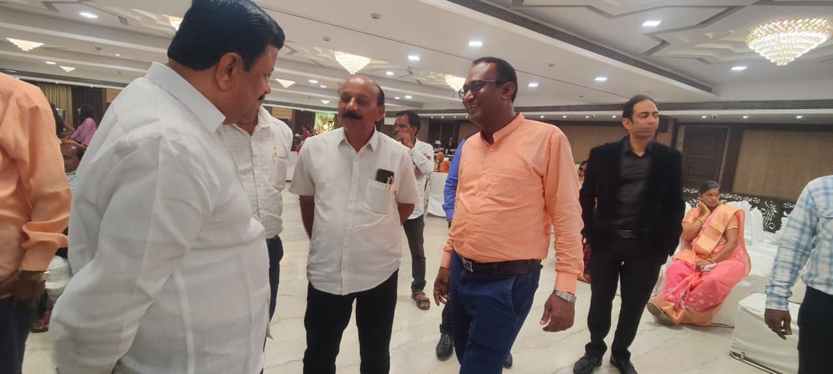 GirishKPandav's tweet photo. दक्षिण नागपूरमधील माझा युवा सहकारी नीरज चौधरी यांच्या साक्षगंध कार्यक्रमाला उपस्थित राहून वधू वरांना शुभेच्छा दिल्या.

यावेळी दोन्ही परिवारातील सदस्य उपस्थित असून उपस्थित सर्व सहकारी व मित्र परिवाराशी संवाद साधला.

#nagpur #maharashtra #sugarbox #Congratulations https://t.co/rrHc8dtSOU