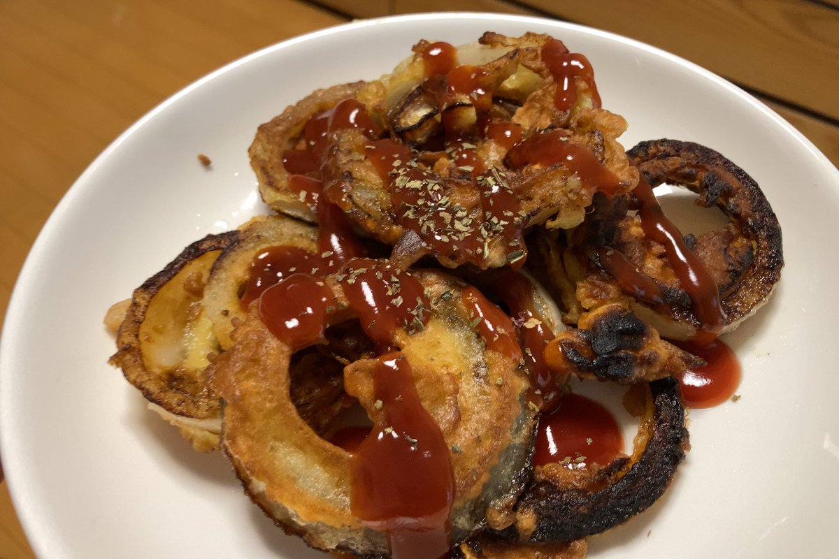 人生で初めて、オニオンリングを作ったんですが、地獄が生まれたのでビックリしています。 https://t.co/oGYQkowlWi