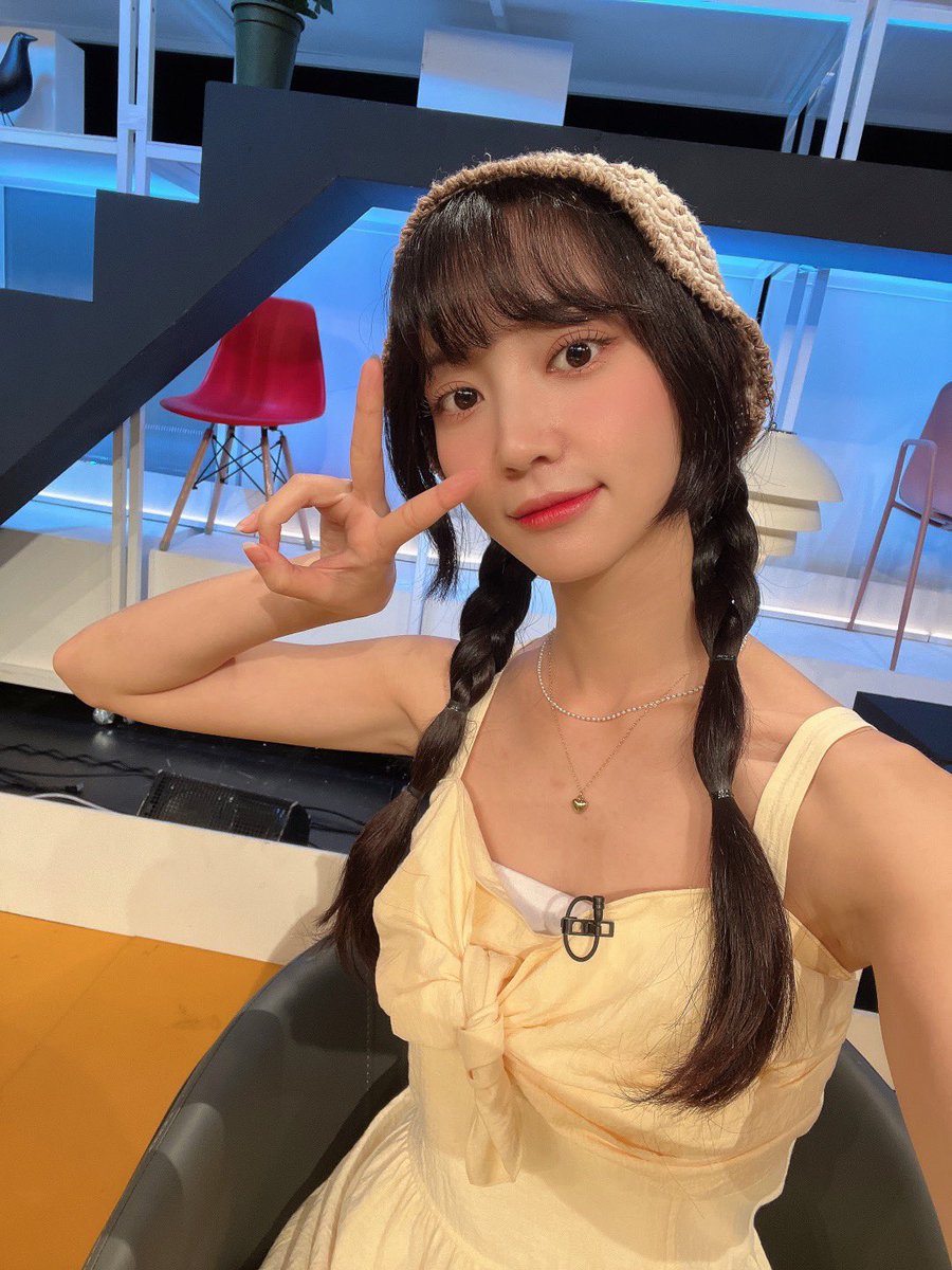 8_OHMYGIRL's tweet photo. [#OHMYAir] 일요일은 유빈이와 함께하는 날🫶 잠시 후 7시 10분, 'KBS1 이슈 Pick, 쌤과 함께'에 #유빈 이가 출연합니다👏 크리 여러분들 본방사수를 통해 유빈이와 유익한 시간 보내요❤️

#오마이걸 #OHMYGIRL #OMG https://t.co/LDwP1UMOrV