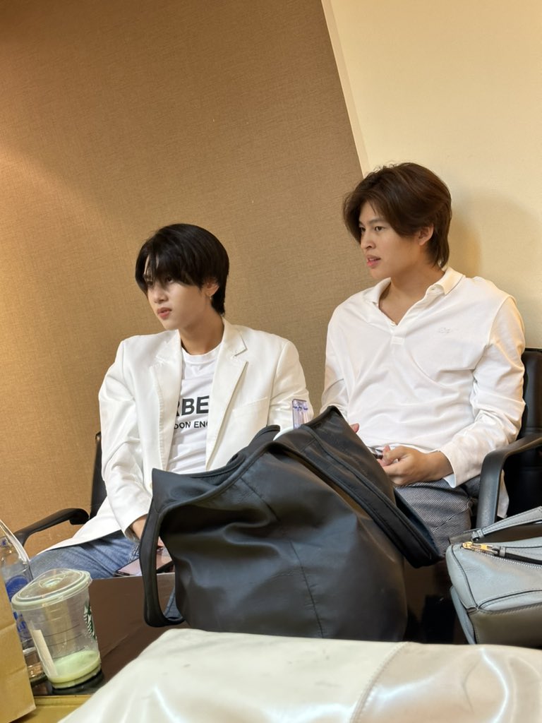 Winpww's tweet photo. ว่าจะขายหล่อแต่2คนนี้จับผมขายขำครับ
@dunknatachai 
@ppnaravit https://t.co/bszBakjUPm