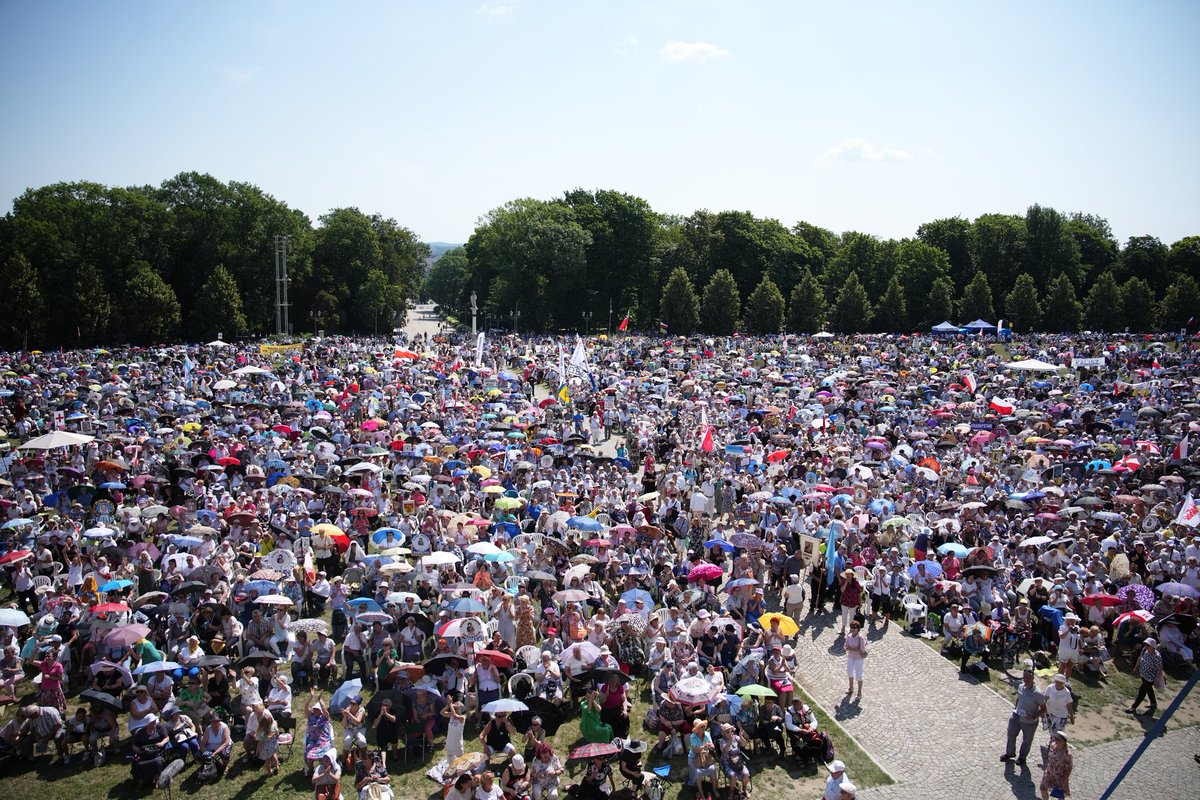 Piękny widok na Jasnej Górze podczas spotkania Rodzin @RadioMaryja Tu jest Polska!🙂🇵🇱

#JasnaGóra