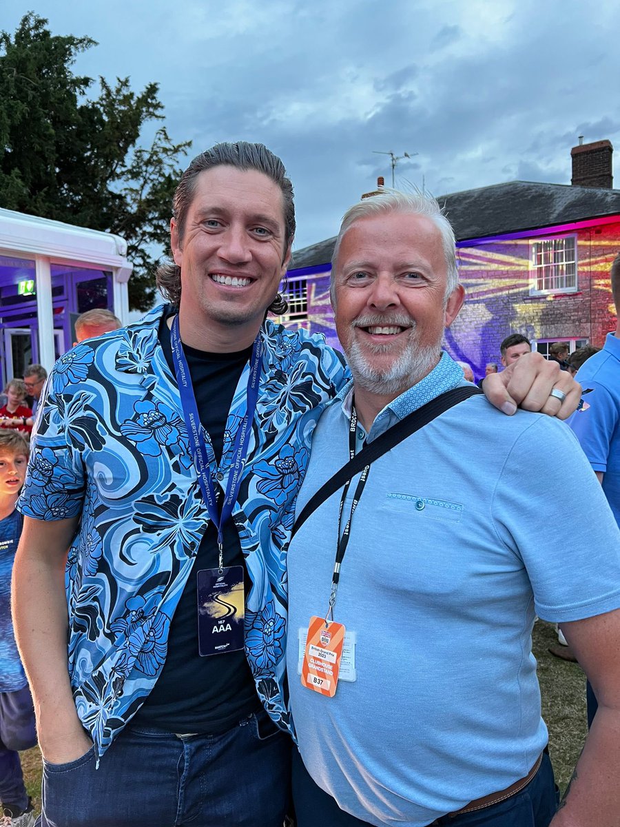 Aljekar's tweet photo. What a lovely guy, and as I said to him last night, the best thing to happen to BBC Radio 2 for a long time 
@vernonkay #silverstone #bbcradio2 https://t.co/6T8lZa4LrG