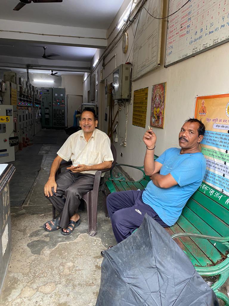 aaradhanasing13's tweet photo. @PVVNLHQ @myogiadityanath @CMOfficeUP @UppclChairman 
When you go to complain about no electricity since yesterday, they first deny, are rude, and start smoking a bidi in front of a pregnant woman.
Hats off to such public servants…
Also abused us and said unka man hai karenge… https://t.co/gRSJyOKqQ8