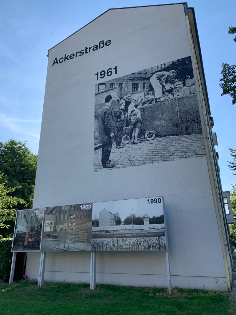 KimboltonHist's tweet photo. Our final day in Berlin begins at the Wall @AngliaTours @KimboltonSchool https://t.co/gqxCMkQbXX