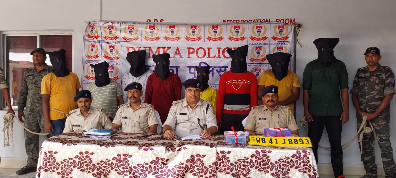 दुमका में पिकअप वैन लूटकांड में पुलिस ने 8 अपराधियों को किया गिरफ्तार-Police arrested 8 criminals in pickup van robbery in Dumka