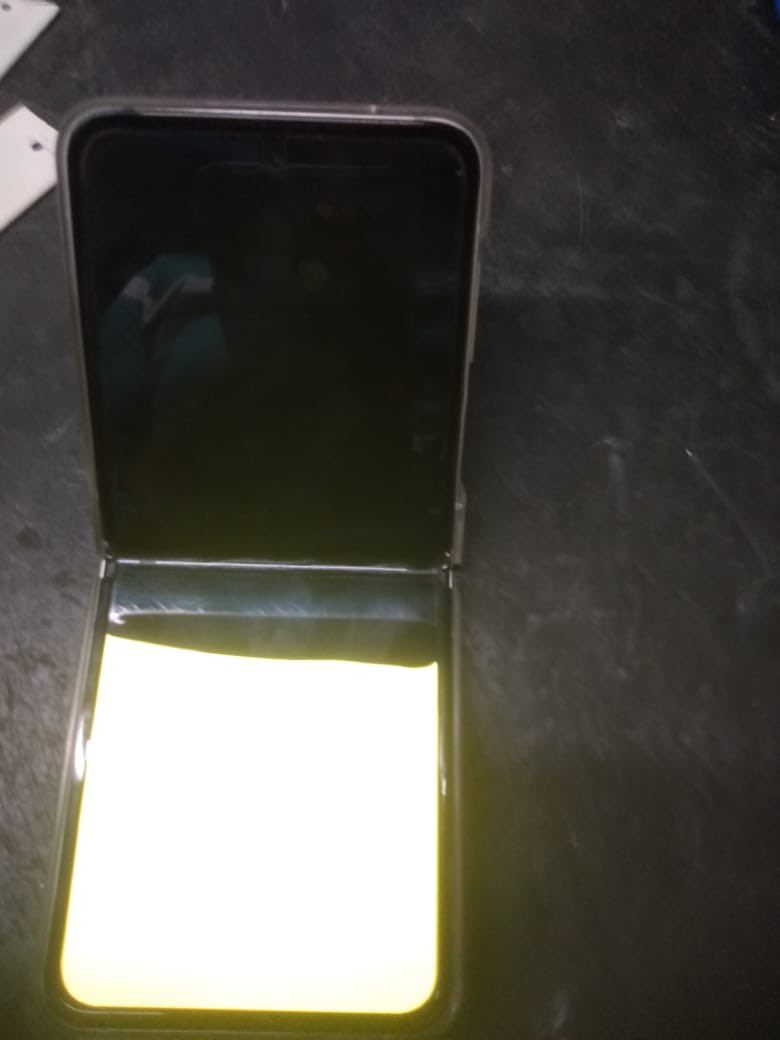 vikrumsk's tweet photo. @SamsungIndia "Unbelievable! 😡 My @SamsungMobile #Flip3 display abruptly turned off, and guess what? It's still under warranty! But the so-called customer service agent has the audacity to refuse a replacement. Seriously?! Is this how you treat loyal customers? @BandBajaateRaho https://t.co/yLbhlJstZ2