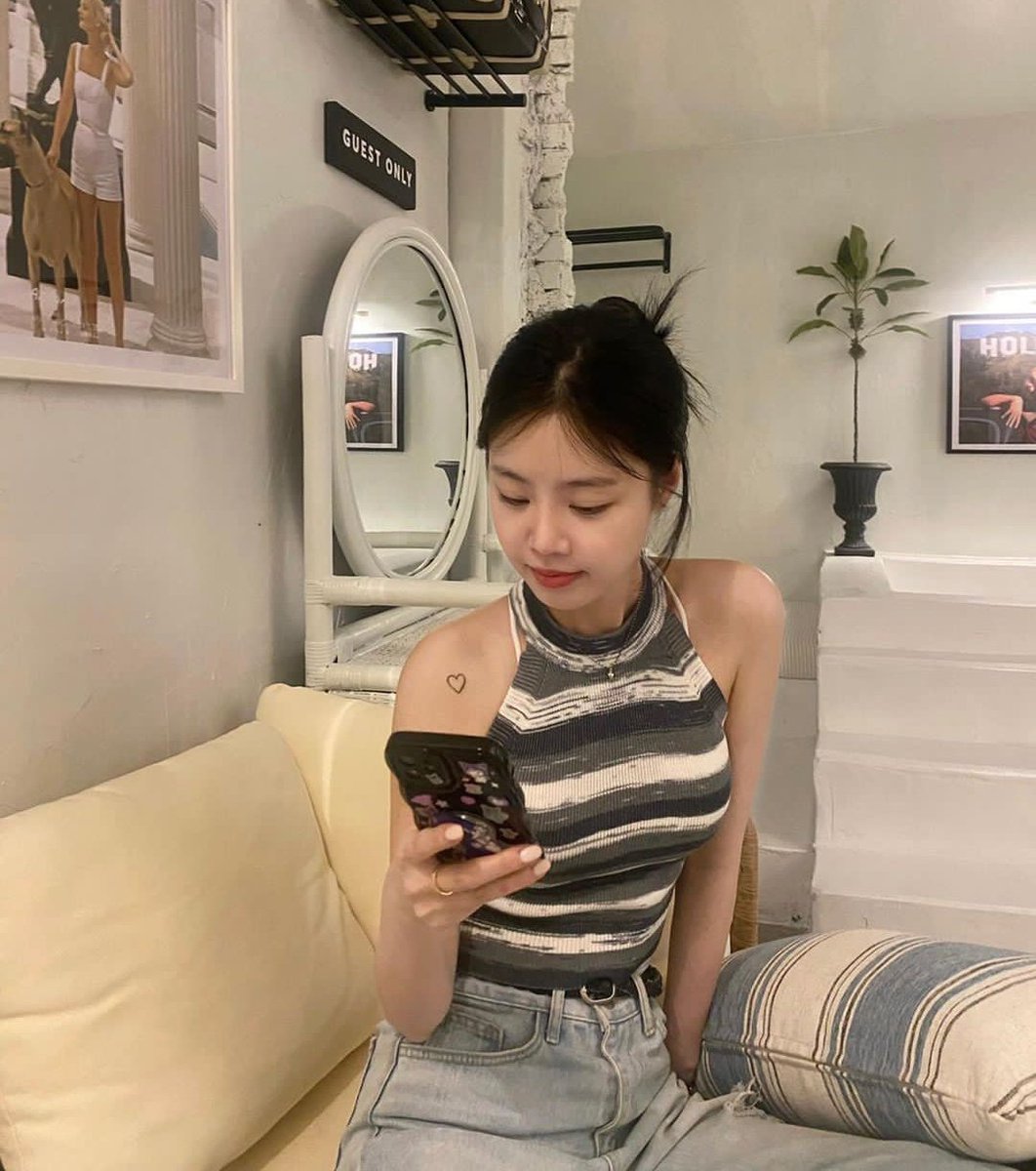 jisurene's tweet photo. Idk but tears just fell in my eyes when I realized that it's really soojin😭 i had my doubts but SOOJIN IS CONFIRMED TO BE BACK! https://t.co/n7K72159DA