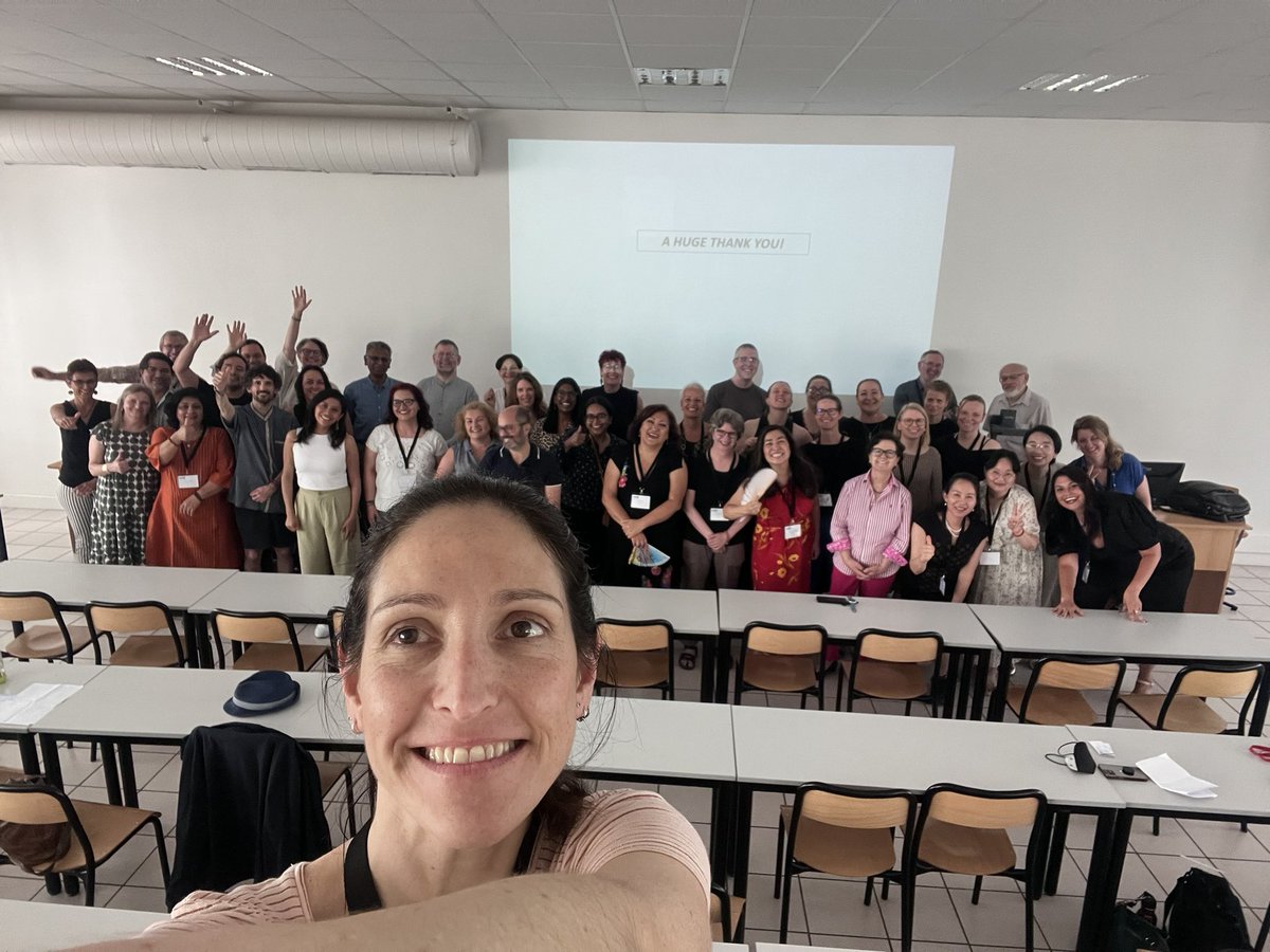 AndreaMMedrado's tweet image. Clapping, selfies, sections and working groups - #iamcr2023 @IAMCRtweets