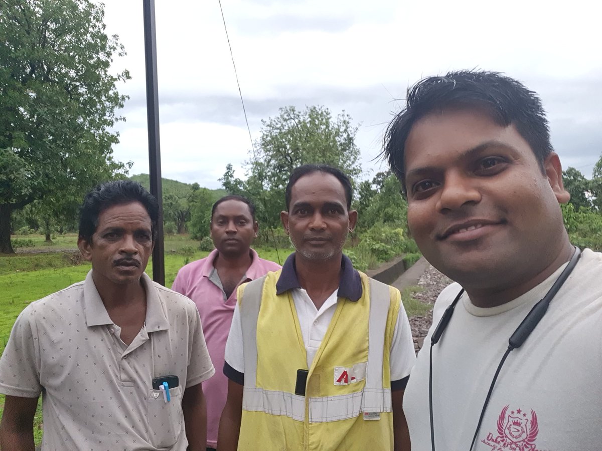 apratimsai9's tweet photo. I Tried to Touch & Feel Every Part of the Narrow Guage #Engine With Overflowing #Nostalgia!
Interacted with the #LocoPilot (with blue pen) & #PointsMan (Safety Jacket) standing nearby, actually halting for a Crossing!
Simple people, they're so happy someone came to see them! + https://t.co/FrHG0HA4Iq