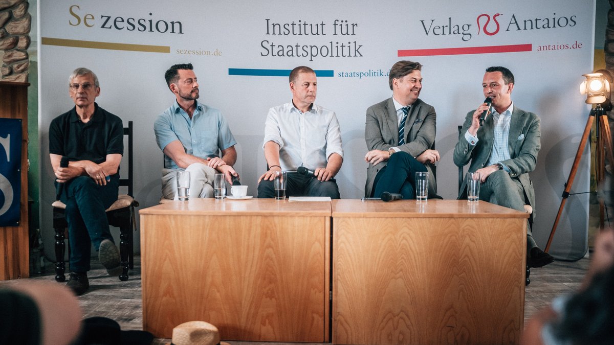SiNetz's tweet photo. @kisoudis Der Höhepunkt des #Sommerfest|es in #Schnellroda: Abschlusspodium zur Lage der #AfD – Wo stehen wir, ie geht es weiter?
Auf der Bühne: @HCBerndt, @andreaslichert, @KrahMax und @MatthiasMdb mit #Kubitschek. Einigkeit: »Umfragewerte sind Auftrag, nicht Sicherheit« #sr0807 /🧵 https://t.co/HNvNLxY8KZ
