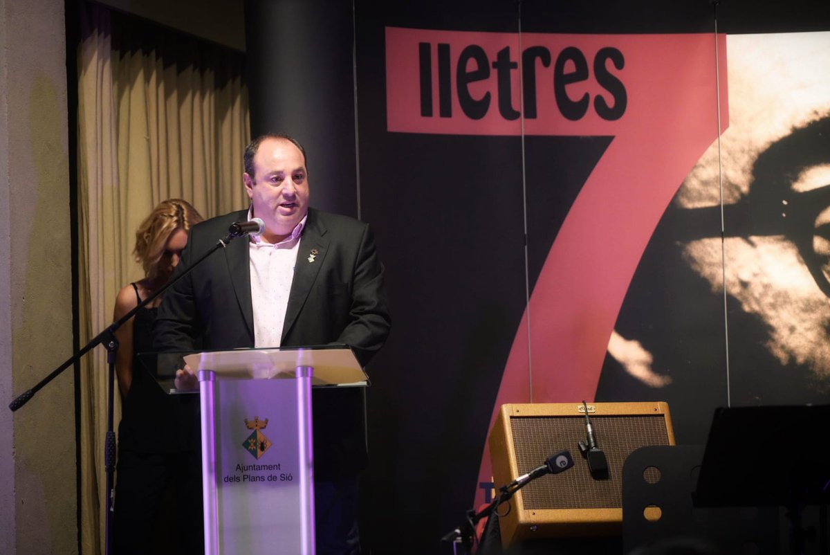 Francesc Duch Casanova, guanyador del XVIII Premi 7lletres. El Castell de Concabella va acollir divendres l'acte de lliurament del premi, que va comptar amb la presència de la consellera de Cultura, Natàlia Garriga, i l'actuació de Meritxell Gené i Txabi Abrego. 📸Miquel Traveria