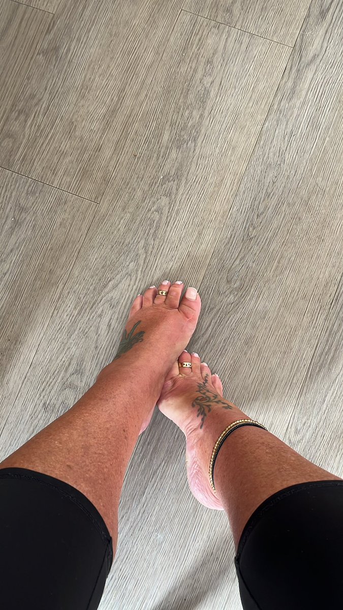 shirley76248's tweet photo. #maturefeet #frenchpedi #offtoworkwego @BritFootBabes @SummerBarefoot @rt_feet @RTLoveFeet @RTFeetPromo https://t.co/U6VT9Njedg