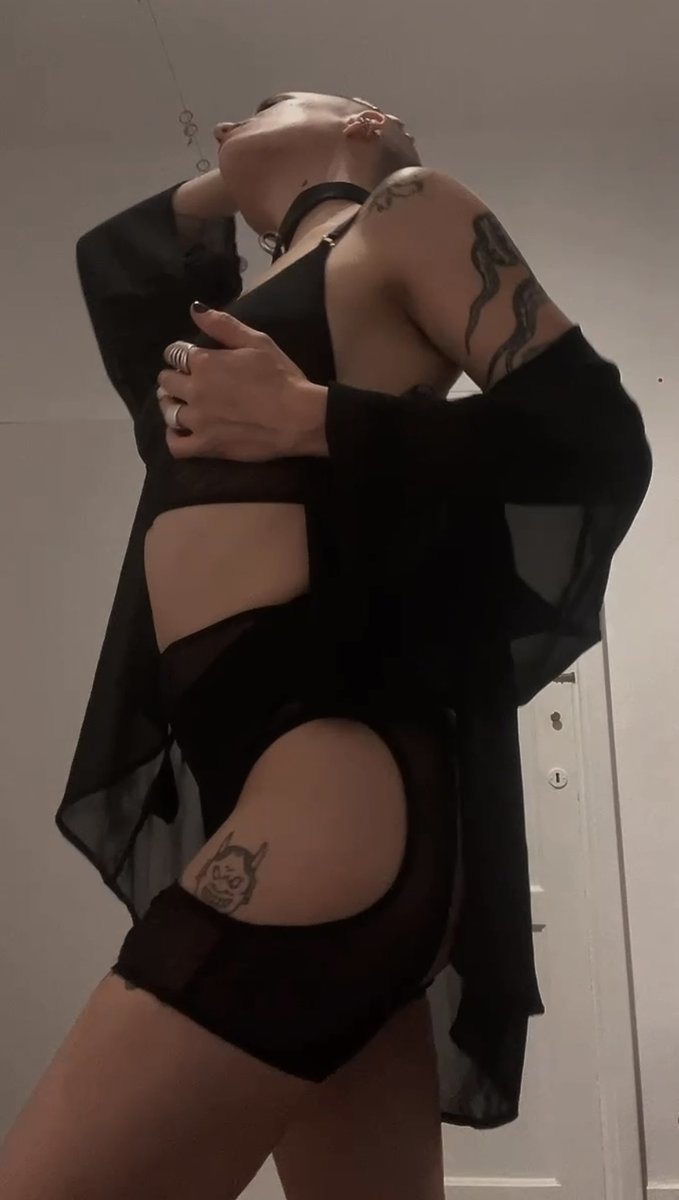 buzzcut_tris's tweet photo. Screenshots from a clip I posted on OF last night 👀🍑🔥 link in bio https://t.co/YozhROMvEg