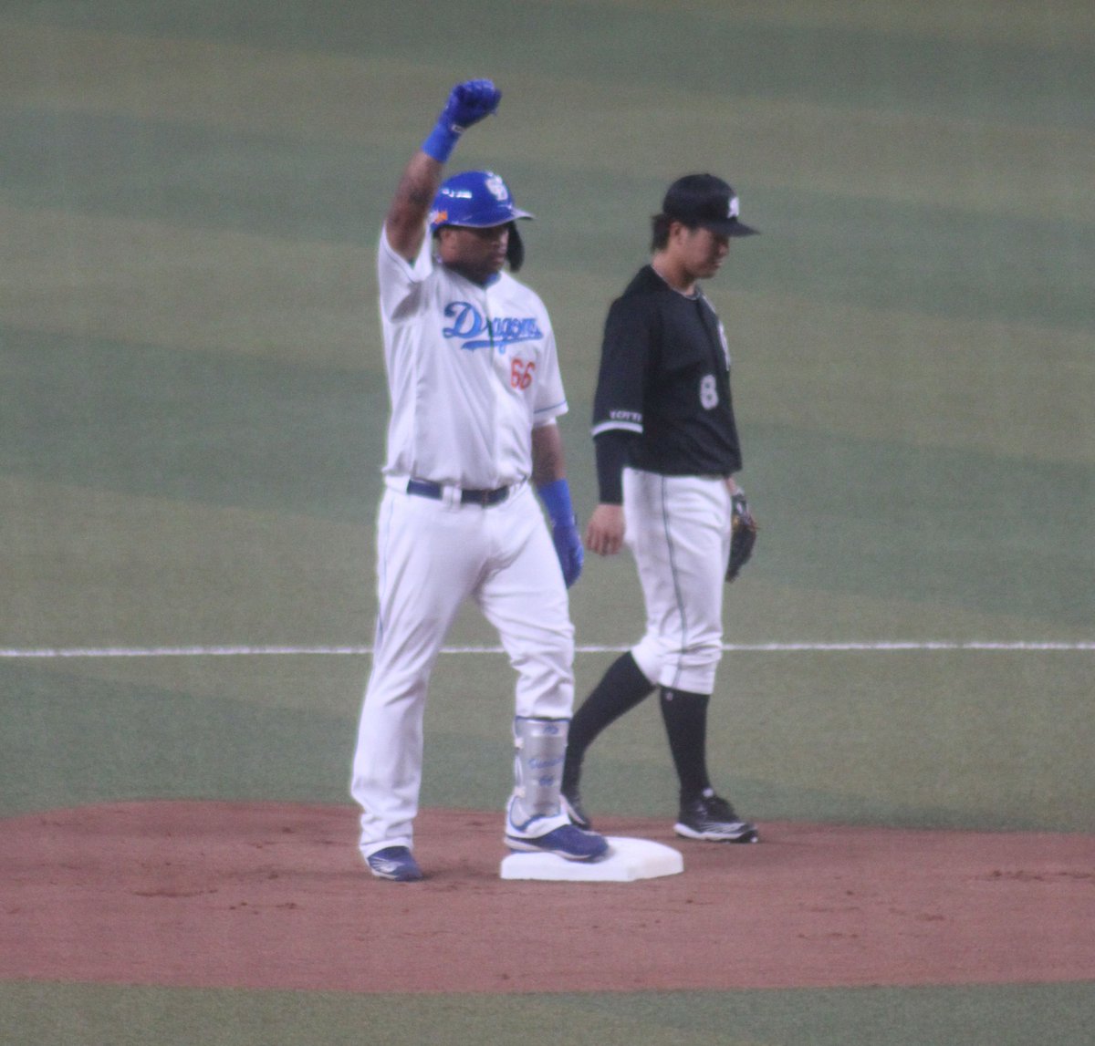 tkifexbg6u9yjt5's tweet photo. 応援団決起集会
推しのビシエド選手の応援歌
#ビシエド
#中日ドラゴンズ 
#応援歌 https://t.co/sVB2fqWw3A