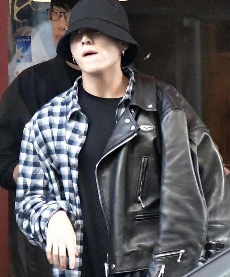 jjkqae's tweet photo. “but mom, i dont want to dress like girls my age, i want to dress like jeon jungkook from bts”
 
— a thread https://t.co/KX5ru3nwpB