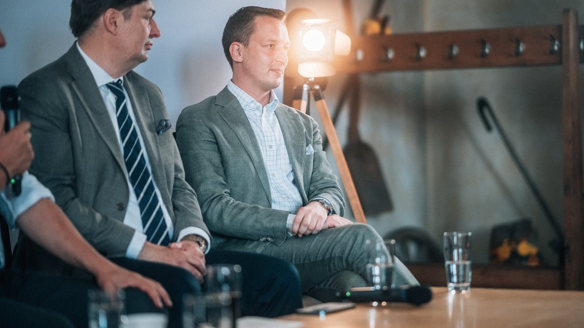 SiNetz's tweet photo. @kisoudis @HCBerndt @andreaslichert @KrahMax @MatthiasMdb Großes Abschlusspodium zur Lage der #AfD 2023 mit @HCBerndt, @andreaslichert, @KrahMax, @MatthiasMdb und #Kubitschek.
#Sommerfest #Schnellroda #sr0807 /🧵 https://t.co/jt8ZMlJtUS