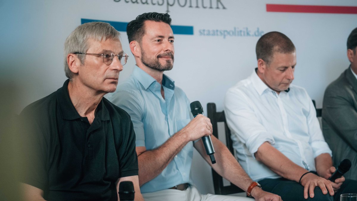 SiNetz's tweet photo. @KrahMax Großes Abschlusspodium zur Lage der #AfD 2023 mit
@HCBerndt ,@andreaslichert, @KrahMax,
@MatthiasMdb und #Kubitschek.
#Sommerfest #Schnellroda #sr0807 /🧵 https://t.co/Ad1qlvA1Z5