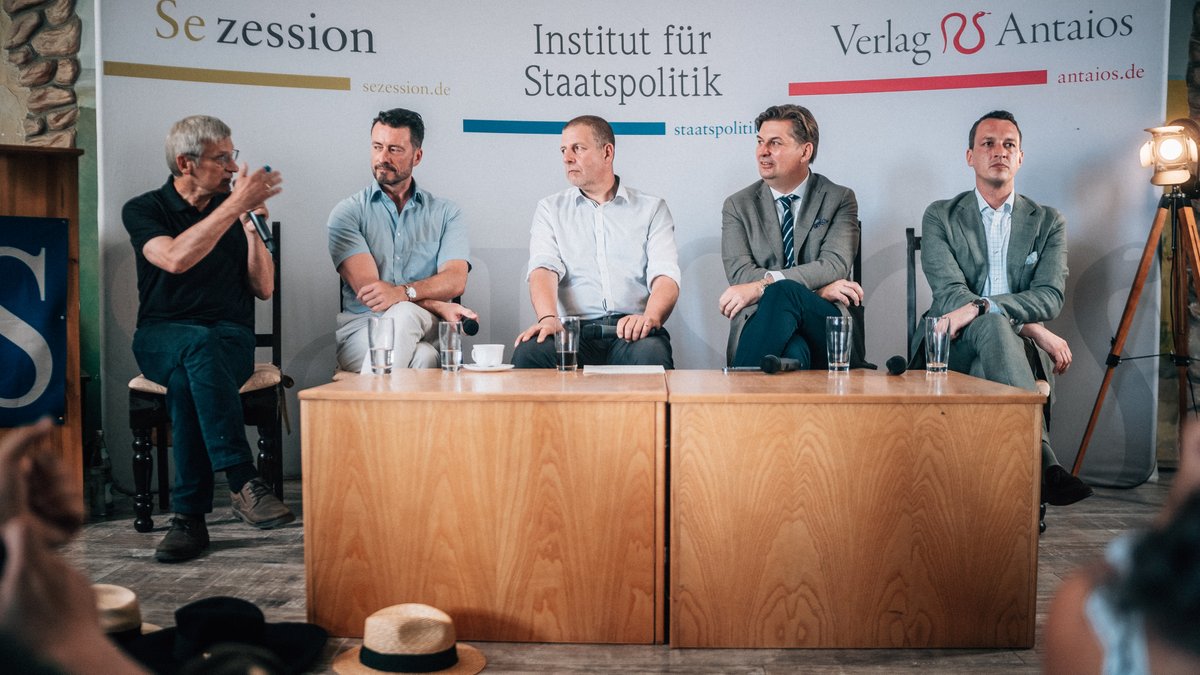 SiNetz's tweet photo. @KrahMax Großes Abschlusspodium zur Lage der #AfD 2023 mit
@HCBerndt ,@andreaslichert, @KrahMax,
@MatthiasMdb und #Kubitschek.
#Sommerfest #Schnellroda #sr0807 /🧵 https://t.co/Ad1qlvA1Z5