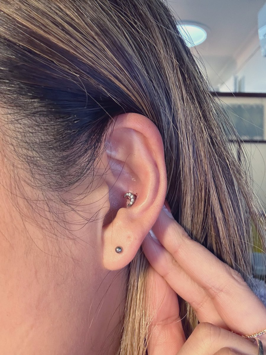 A way to keep you in my mind #moonbin 

Binnie, how do you do ? 

Have done my Conch piercing again and this time I won’t take off anymore, with this Moon 🌙 earring.

Something you really like you will keep think about and never forget 
#binne #ASTRO