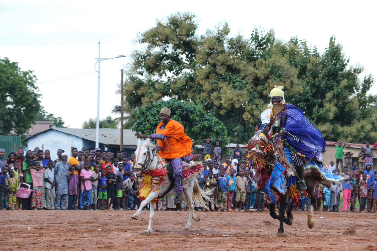 NDobiti's tweet photo. Cette célébration a été marquée dans la matinée par une prière musulmane qui a eu lieu à la Mosquée centrale de la ville de #Tchamba et dans, l’après midi, par une parade et de danse de chevaux https://t.co/sUPuCqUEMa