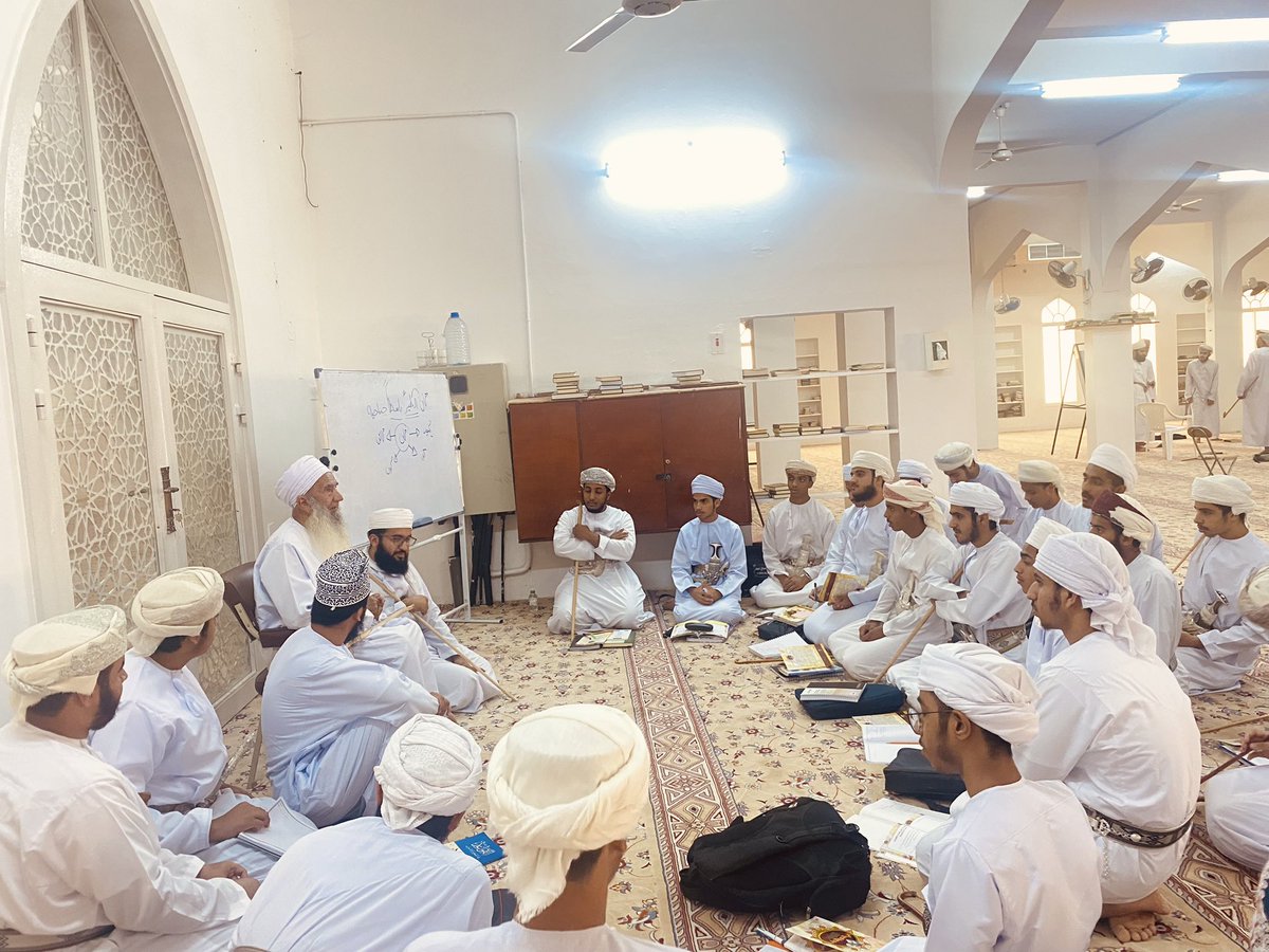 Hmalsawafi's tweet photo. متابعة #شيخنا_الصوافي -حفظه الله- 
لسير حلقات مركزه الميمون بجامع سناو

صباح الأحد
٢١ ذو الحجة ١٤٤٤هـ https://t.co/l9YXdAgRrc