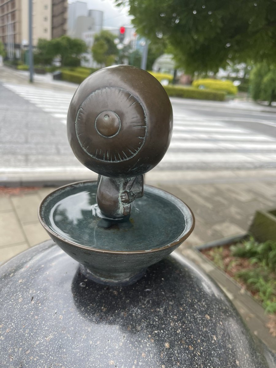 小さい頃からずっと行きたかった水木しげるロードに行ってきました。着く前に雨が降ってたので、目玉おやじ像の茶碗が茶碗風呂になってて良かったです...