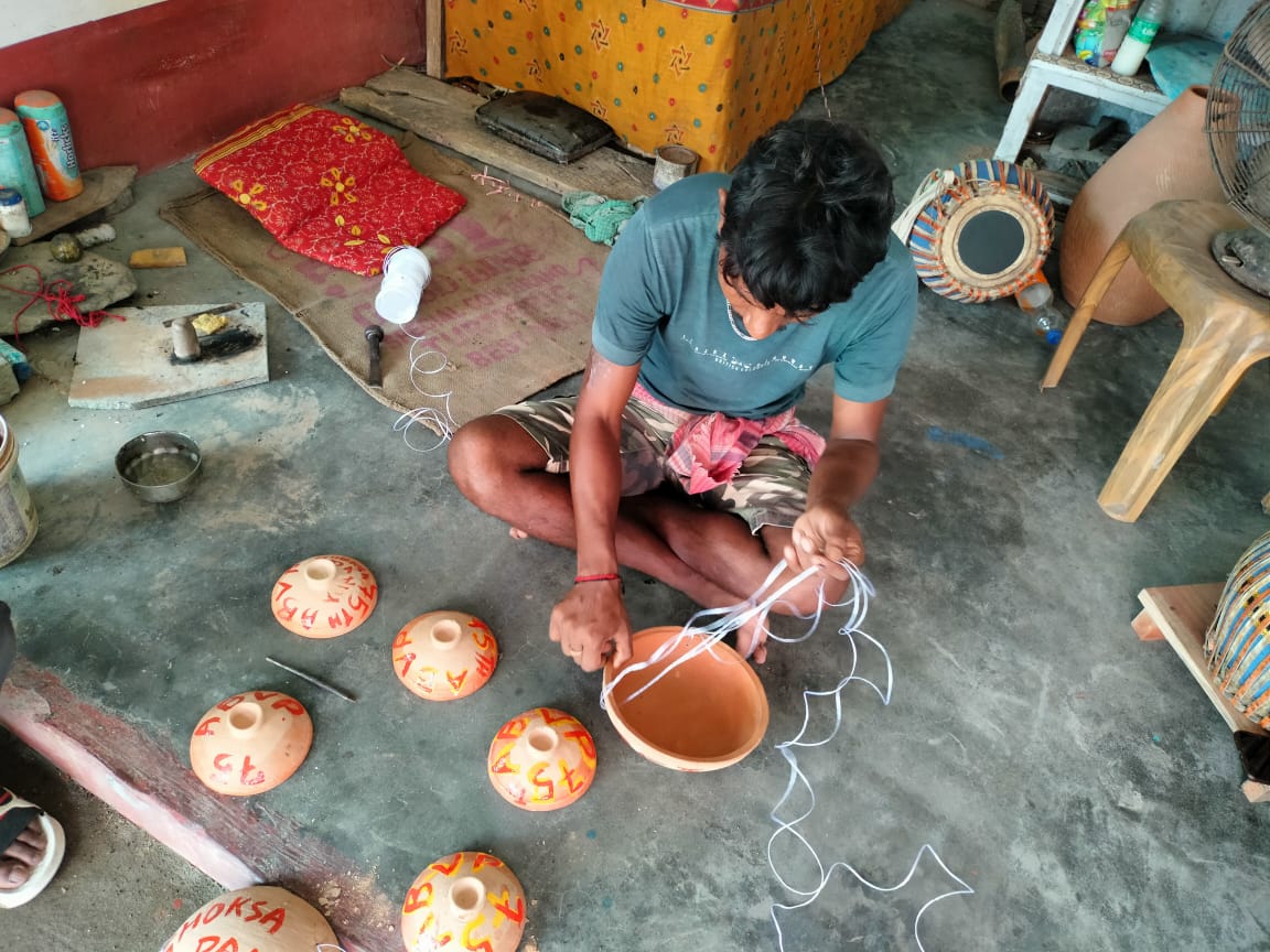 ABVPUttarbanga's tweet photo. ABVP প্রতিষ্ঠা দিবস উপলক্ষে ঘোকসাডাঙ্গা নগরে তীব্র দাবদাহে হাত থেকে পাখিদের বাঁচাতে পানীয় জল ও খাবার পাত্র লাগানো হলো এবং সদস্যতা অভিযানকে সামনে রেখে দেওয়াল লিখন করা হলো।
#ABVP75 #RashtraShakti75 #ABVPUttarBanga #ABVPNorthBengal https://t.co/WHm9aSXs2K