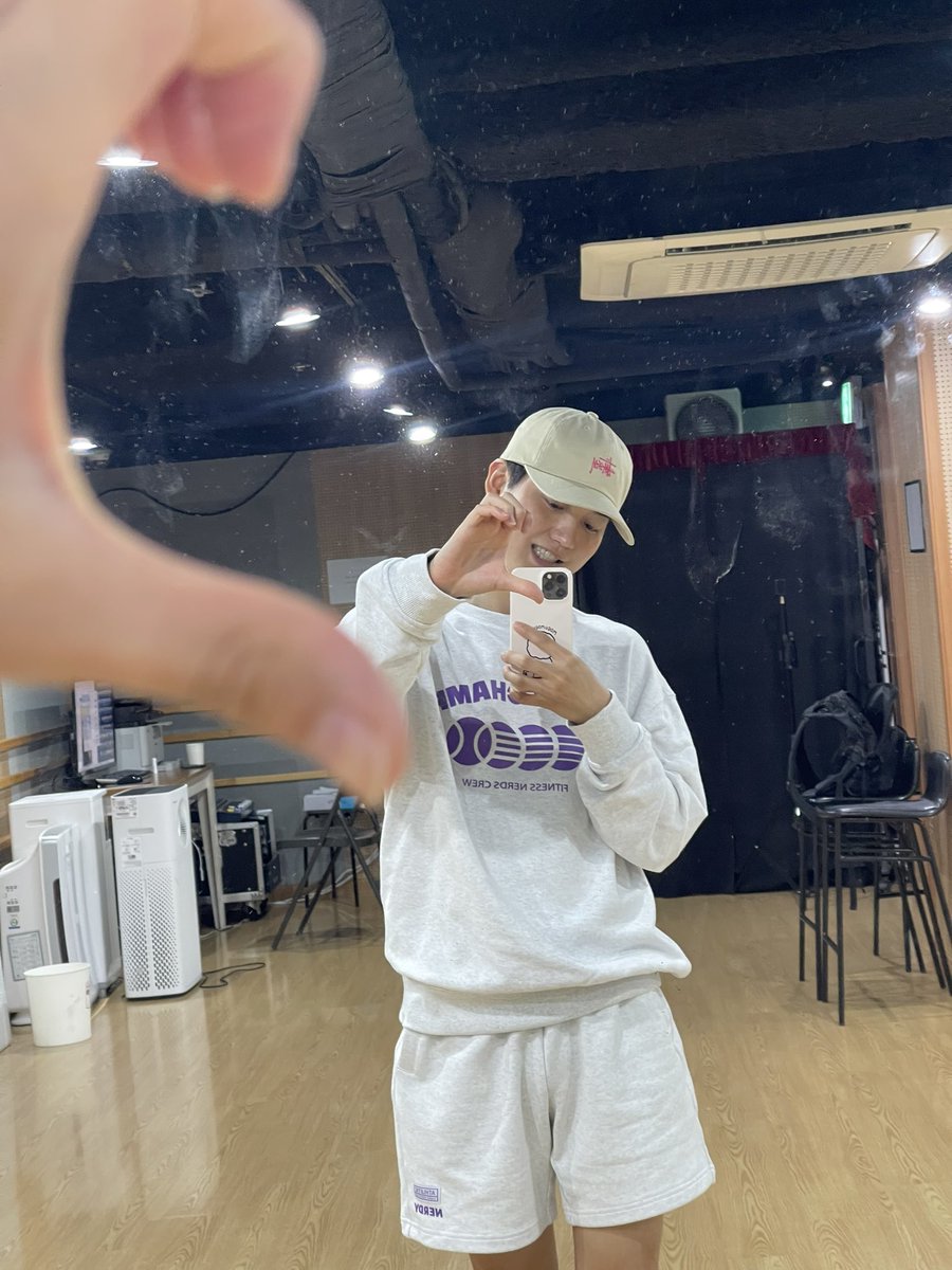 ONF_members's tweet image. [#제이어스][#이승준] 주말아 .. 조금만 천천히 가줄 순 없니 ..?